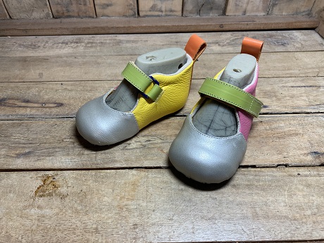 生徒作品 ただいま製作中 マルチカラー ベビーシューズ