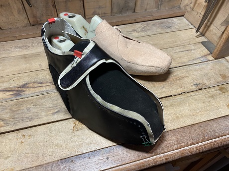 生徒作品 ただいま製作中 モンクストラップ